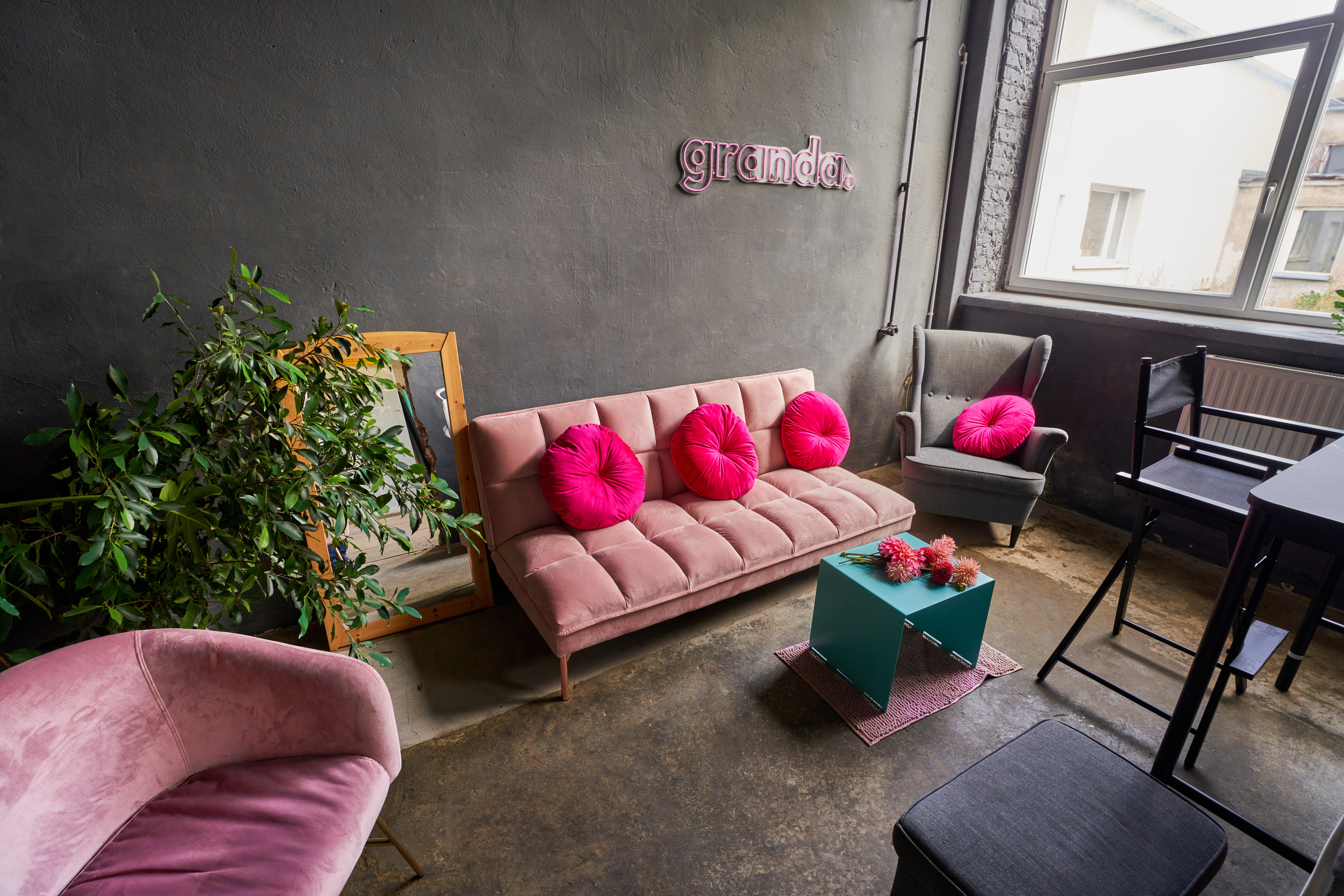 Kolorowy chillroom w Studio Granda