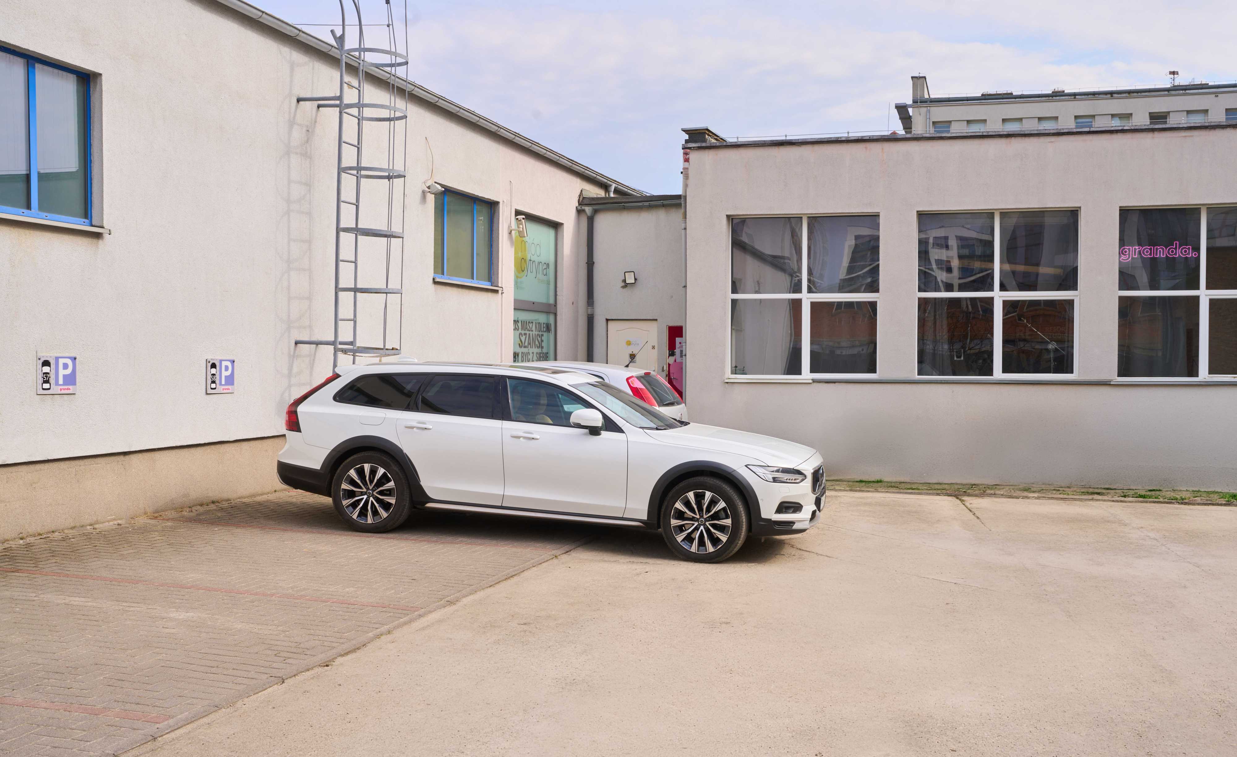 Bezpłatny parking przy Studio Granda